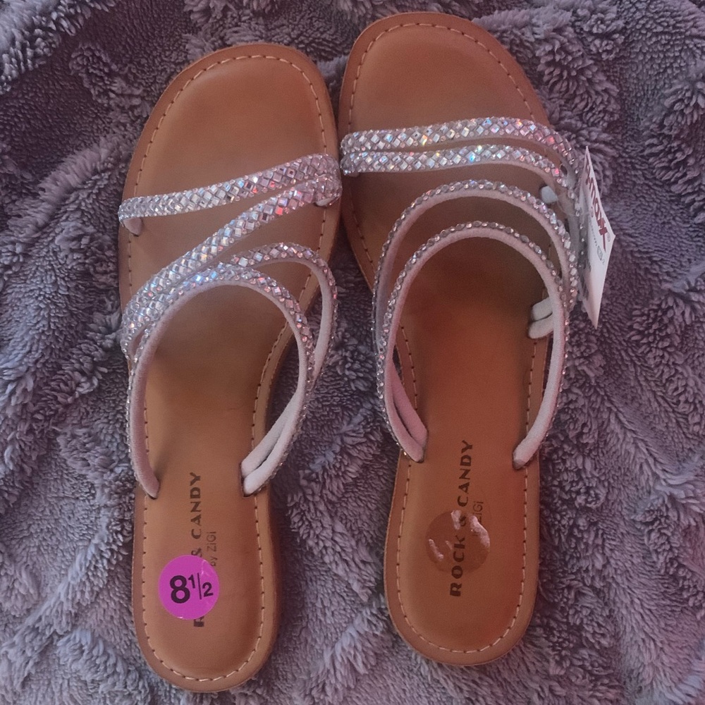 I am selling TJ max brand new sandals. Never be wore with tag still on.